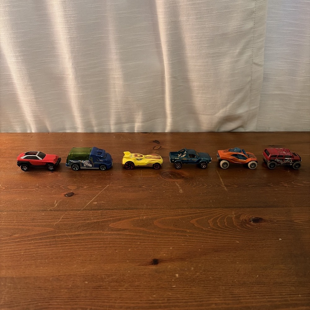 LOT OF 6 HOT WHEELS‎ CARS